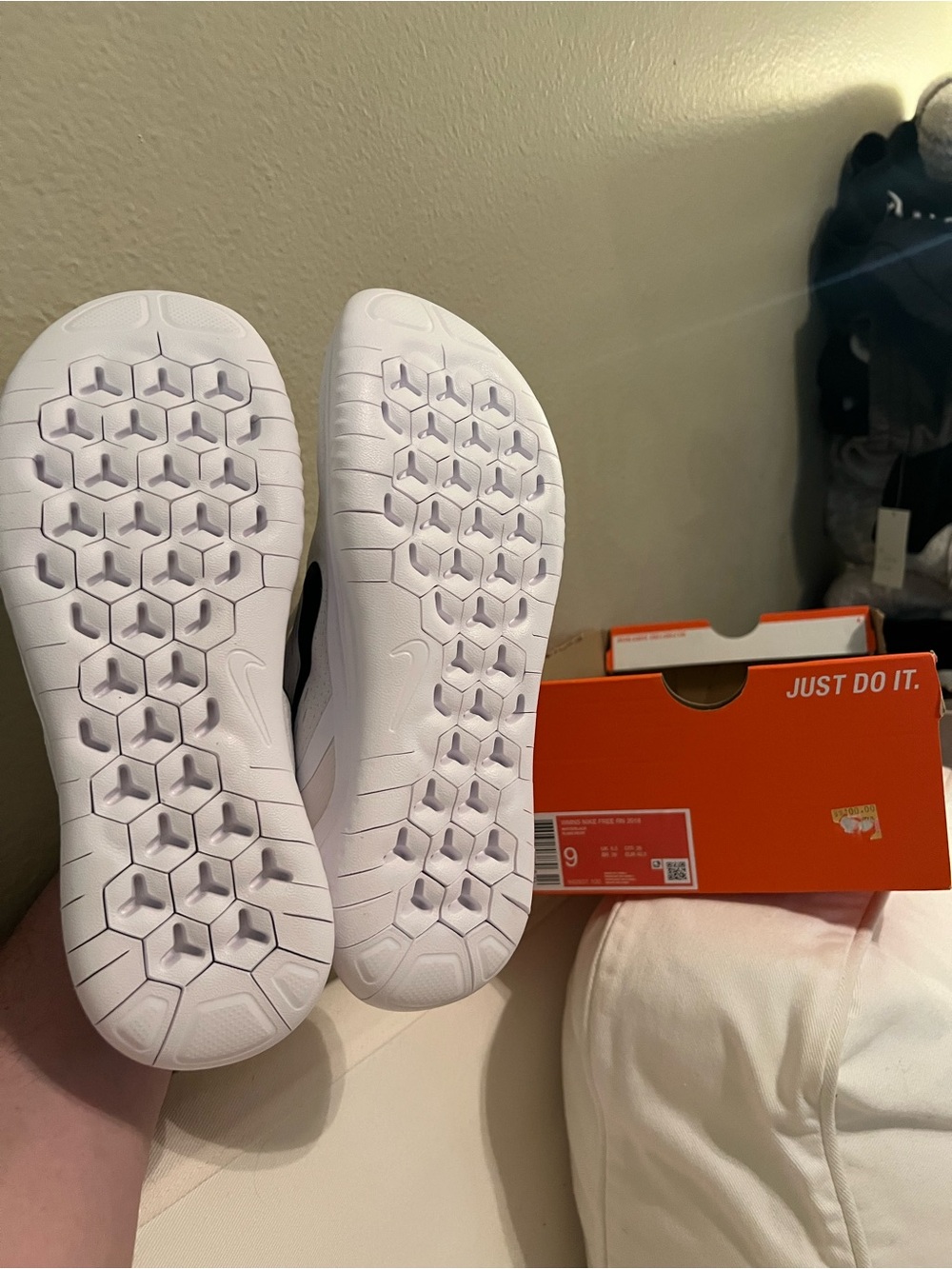 NEW IN BOX Women’s Nike Free RN Sneakers - Picture 5 of 6